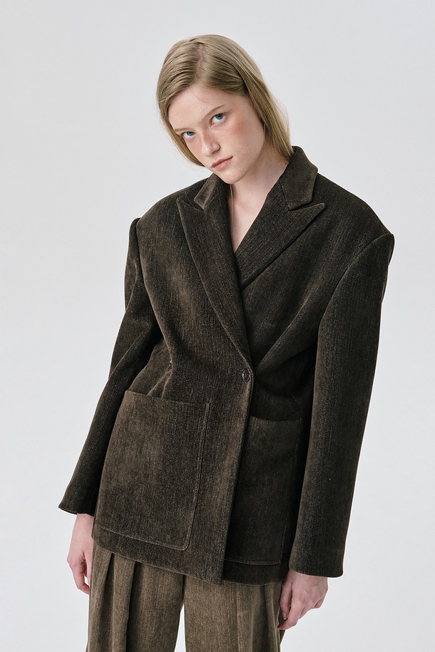 다크 브라운 컬러의 Back Brushed 2-way 재킷입니다. 텐셀, 라이크라, 레이온, 폴리우레탄 혼방의 부드러운 촉감과 두꺼운 두께감으로 가을, 겨울 시즌에 따뜻하게 착용할 수 있습니다. 2-way 코트 타입으로 오피스룩, 출근룩, 모임룩 등 다양한 TPO에 활용 가능하며, 모던하고 클래식한 스타일을 연출합니다. 피크드 라펠 카라, 언발 트임 디테일, 빅 포켓, 속 포켓, 광택감 있는 소재가 특징으로, 오버핏의 핏과 긴 소매 기장, 싱글 또는 더블 버튼 여밈으로 시크하고 미니멀한 무드를 더합니다. 안감은 폴리에스터로 마감되었습니다.
