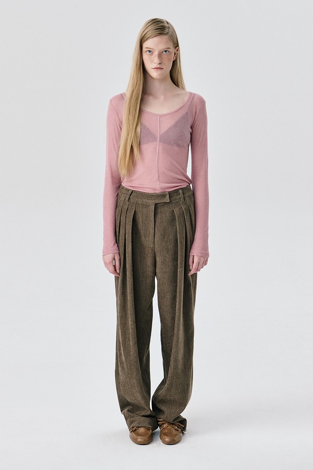 **Steady 와이드 턱 팬츠_브라운**

부드러운 텐셀, 라이크라, 스판덱스 혼방 소재로 제작되어 편안한 착용감을 선사하는 여성용 와이드 턱 팬츠입니다. 가을, 겨울 시즌에 적합하며, 미니멀하고 모던한 스타일을 연출합니다. 더블 턱 디테일과 옆 사선 주머니, 벨트고리, 지퍼 여밈, 지그재그 스티치, 속 여밈 마감으로 꼼꼼하게 디자인되었습니다. 루즈핏으로 편안하게 착용 가능하며, 출근룩, 오피스룩, 모임룩 등 다양한 TPO에 활용할 수 있습니다. 클래식하고 시크한 스타일을 완성해보세요.
