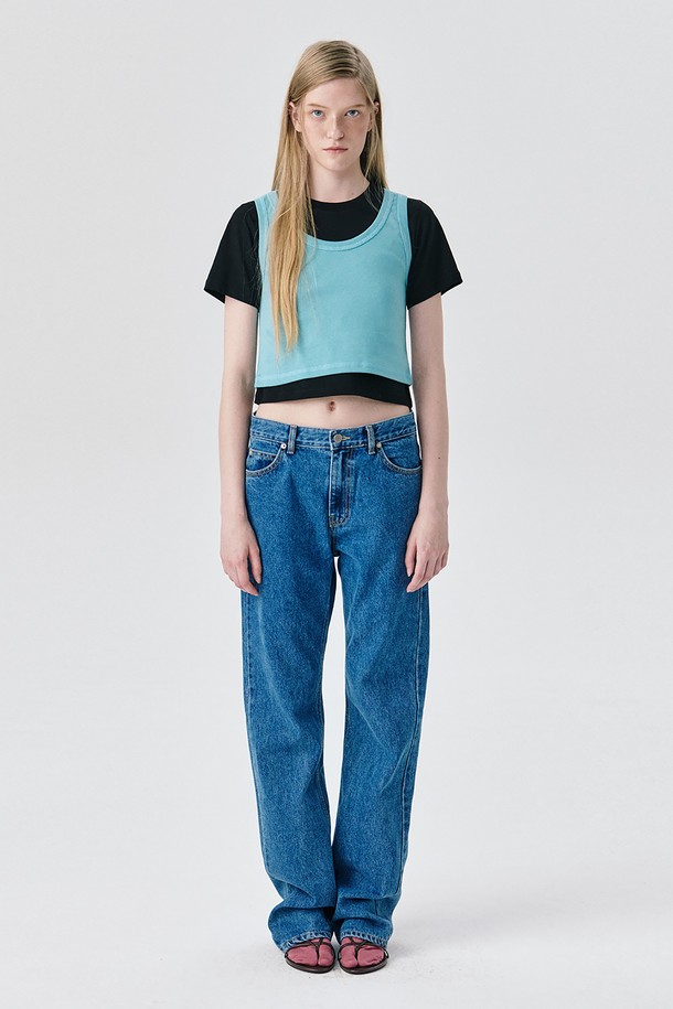 **Sleeveless Top_블루**

베이직하고 미니멀한 스타일의 민소매 티셔츠입니다. 면 소재로 제작되어 탄탄한 촉감을 제공하며, 가을과 겨울에 레이어드하여 따뜻하게 연출할 수 있습니다. 블루, 옐로우, 화이트, 블랙 4가지 다채로운 컬러로 출시되었습니다.  레귤러 기장으로 어떤 하의에도 잘 어울리며, 립(Rib) 디테일과 가이루빠 디테일이 돋보입니다. 나염 프린트 라벨이 있어, 깔끔하면서도 세련된 포인트를 더합니다.
