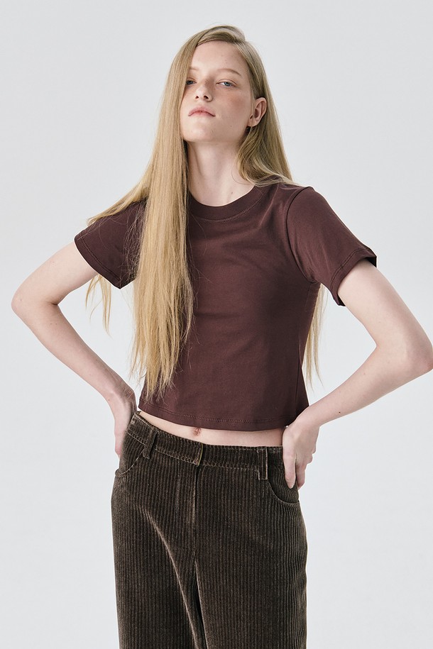 **Fitted Short Sleeve T_Brown (피티드 숏 슬리브 티_브라운)**

미니멀한 무드의 브라운 컬러 반소매 티셔츠입니다. 면 소재로 제작되어 부드러운 촉감을 선사하며, 가을과 겨울에 레이어드하여 착용하기 좋습니다. 라운드넥 레귤러핏 디자인으로 출근룩, 모임룩 등 다양한 TPO에 활용 가능합니다. 소매와 밑단은 삼봉 처리하여 내구성을 높였으며, 시그니처 로고 나염과 나염 프린트 라벨이 특징입니다. 미니멀, 캐주얼, 클래식 스타일을 즐기는 분들께 추천합니다.
