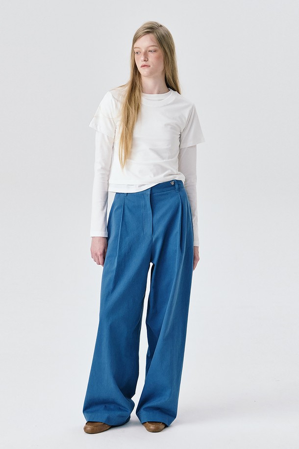 심플함을 강조한 Fitted Short Sleeve T_White (화이트) 티셔츠입니다. 면 소재로 제작되어 부드러운 촉감을 선사하며, 가을, 겨울 시즌 레이어드 스타일링에 용이합니다. 라운드넥, 레귤러핏, 반소매, 레귤러 기장으로 디자인되었으며, 미니멀하고 베이직한 무드를 연출합니다. 삼봉 처리된 소매단과 밑단 마감, 나염 프린트 라벨, 로고 나염 디자인으로 디테일을 더했습니다. 출근룩과 데이트룩 등 다양한 TPO에 캐주얼하게 활용하기 좋습니다.
