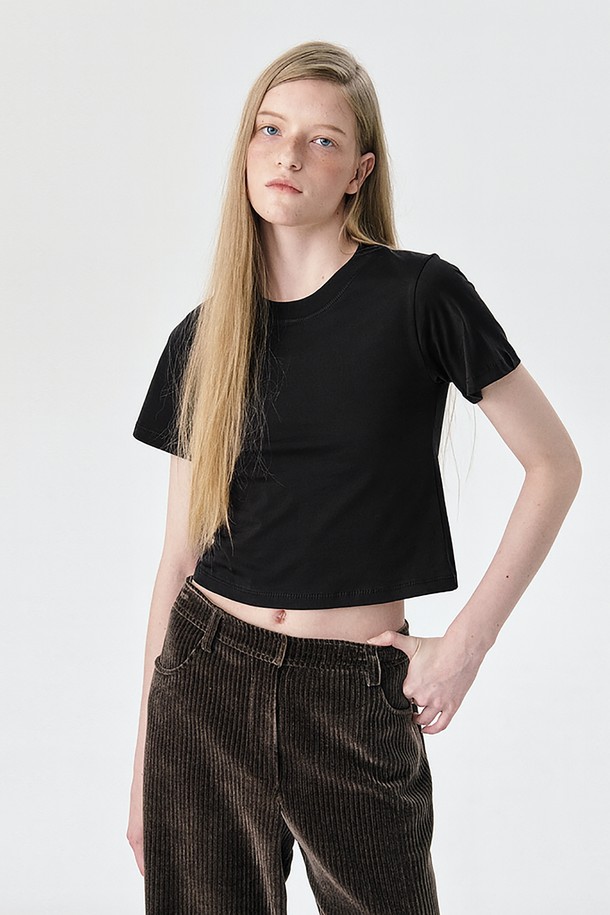 **피티드 반소매 티셔츠_블랙**은 미니멀하고 베이직한 스타일을 추구하는 공용 티셔츠입니다. 가을과 겨울에 어울리는 슬림핏의 라운드넥 디자인으로, 부드러운 면 소재로 제작되어 편안한 착용감을 선사합니다. 블랙, 브라운, 화이트, 네이비 4가지 컬러로 출시되어 다양한 코디에 활용할 수 있으며, 출근룩과 데이트룩에 모두 적합합니다. 레이어드 스타일링이 가능하며, 삼봉 처리된 소매와 밑단, 나염 프린트 라벨과 로고 나염 디자인으로 꼼꼼하게 마감했습니다.
