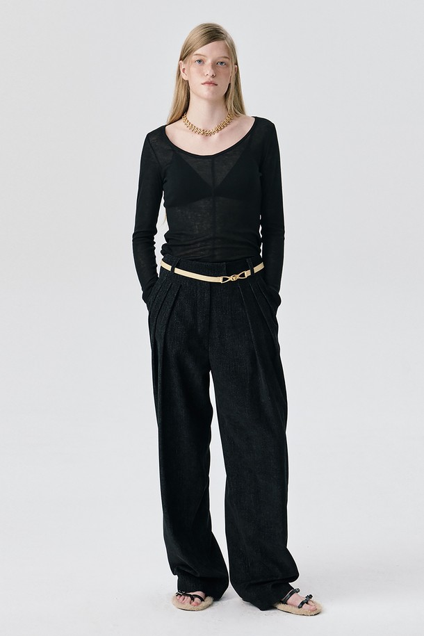 "U넥 시스루 T_Black"는 여성 의류 상의 티셔츠입니다. 사계절 활용 가능한 이 티셔츠는 미니멀하고 베이직한 스타일을 추구하며, 출근룩과 모임룩에 모두 잘 어울립니다. 부드러운 텐셀과 울 소재 혼방으로 제작되어 얇지만 고급스러운 촉감을 선사하며, U넥 라인과 긴 소매, 레귤러 핏으로 편안한 착용감을 제공합니다. 시스루 디자인에 레이어드가 가능하며, 가이루빠 디테일로 포인트를 더했습니다. 블랙, 카키, 핑크, 크림, 브라운, 네이비, 그레이 등 다양한 컬러로 출시되어 취향에 맞게 선택할 수 있습니다.
