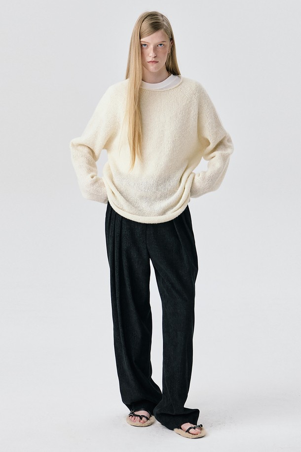 알파카 소프트롤 니트 풀오버는 부드러운 촉감의 알파카, 울, 레이온, 나일론 혼방 소재로 제작되어 가을과 겨울에 따뜻하게 착용하기 좋습니다. 옐로우, 아이보리, 블루, 그레이 4가지 컬러의 투톤 보카시 짜임이 특징이며, 오버핏으로 미니멀하고 캐주얼한 스타일을 연출합니다. 터틀넥 디자인과 긴 소매 기장으로 포근함을 더하고, 롤링 마감 처리로 고급스러움을 더했습니다. 데이트룩이나 모임룩에 레이어드하여 다양한 스타일을 완성해보세요.
