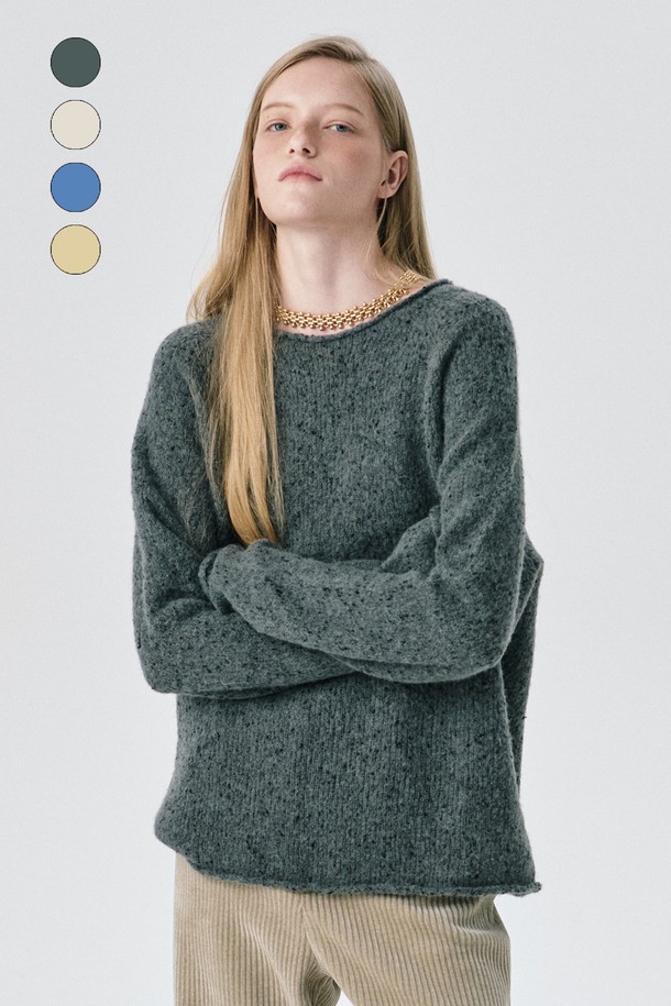 알파카 소프롤 니트 풀오버 4컬러는 부드러운 촉감과 따뜻함을 선사하는 여성용 터틀넥 니트입니다. 가을과 겨울에 어울리는 두꺼운 두께감으로, 일상 및 출근룩, 모임룩까지 다양한 TPO에 활용 가능합니다. 미니멀, 캐주얼, 클래식 스타일을 아우르며, 투톤 보카시 짜임과 롤링 마감 디테일이 특징입니다. 오버핏으로 편안하게 착용 가능하며, 레이어드 스타일링으로 개성 있는 연출도 가능합니다. 옐로우, 아이보리, 블루, 그레이 4가지 컬러로 만나보세요.
