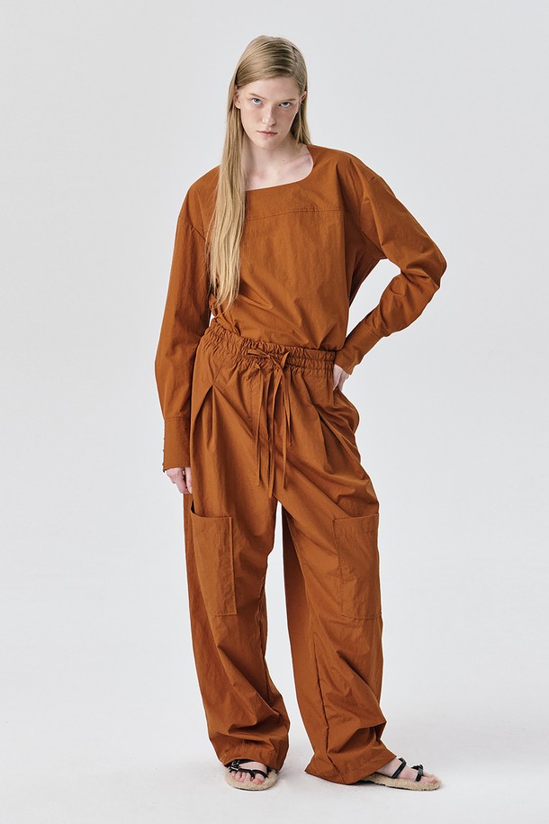 String Tunnel Pants_Brick(스트링 터널 팬츠_브릭)은 시크하고 모던한 스타일을 연출하는 긴 기장의 나일론 바지입니다. 루즈핏과 오버핏으로 편안하면서도 아방가르드한 무드를 자아내며, 브릭 컬러가 세련된 인상을 더합니다. 스트링 터널 디테일과 대형 패치 포켓, 페이크 더블 웰트 포켓, 프론트 턱 디테일이 돋보이며, 은은한 광택감과 구조적인 형태감이 특징입니다. 모임룩이나 출근룩 등 다양한 TPO에 활용 가능하며, 미니멀하고 클래식한 스타일을 즐기는 분들께 추천합니다.
