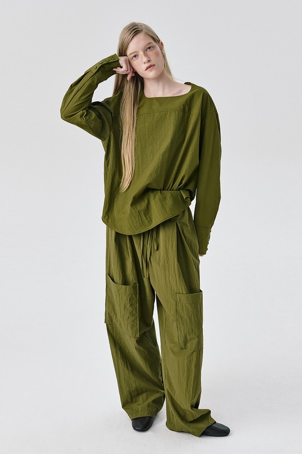 String 터널 팬츠_카키는 시크하고 모던한 스타일을 연출하는 바지입니다. 나일론 소재로 제작되어 은은한 광택감과 구조적인 형태감을 자랑하며, 오버핏과 루즈핏으로 편안한 착용감을 선사합니다. 허리 스트링 터널 디테일로 허리 사이즈 조절이 용이하며, 앞면 허벅지 대형 패치 포켓과 프론트 턱 디테일로 포인트를 더했습니다. 뒷면 싱글 패치 포켓과 페이크 더블 웰트 포켓 디자인으로 실용성을 높였으며, 모임룩이나 비즈니스 캐주얼에 활용하기 좋습니다. 색상은 카키, 브릭, 네이비 3가지로 출시되었습니다.
