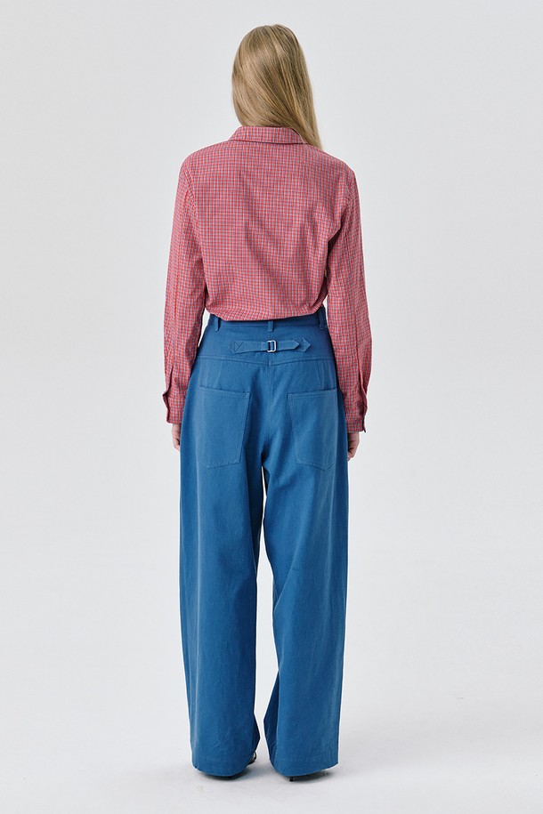 Chino Pants_블루는 캐주얼, 미니멀, 클래식 스타일을 아우르는 남녀 공용 치노 팬츠입니다. 봄, 여름, 가을에 어울리는 긴 기장의 오버핏 또는 루즈핏으로, 백버클 디테일이 돋보입니다. 코튼 트윌 소재로 제작되어 뻣뻣한 촉감을 주며, 무지 패턴에 블루와 베이지 컬러로 출시되었습니다. 일상, 출근룩, 데이트룩 등 다양한 TPO에 활용 가능하며, 양옆 포켓과 힙 포켓으로 실용성을 더했습니다.
