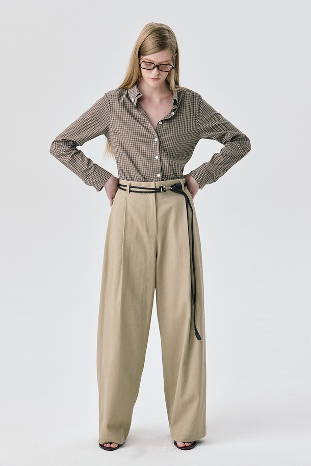 베이직하고 미니멀한 무드의 치노 팬츠입니다. 넉넉한 오버핏과 루즈핏으로 편안한 착용감을 선사하며, 봄, 가을에 적합한 두께감으로 제작되었습니다. 코튼 트윌 원단 특유의 뻣뻣한 촉감이 특징이며, 허리 조절이 가능한 백 버클 디테일과 양옆, 힙 포켓으로 실용성을 더했습니다. 출근룩 또는 비즈니스 캐주얼 스타일에도 활용하기 좋은 아이템입니다. 무지 디자인으로 다양한 상의와 매치하여 미니멀, 클래식, 캐주얼 등 폭넓은 스타일을 연출할 수 있습니다.
