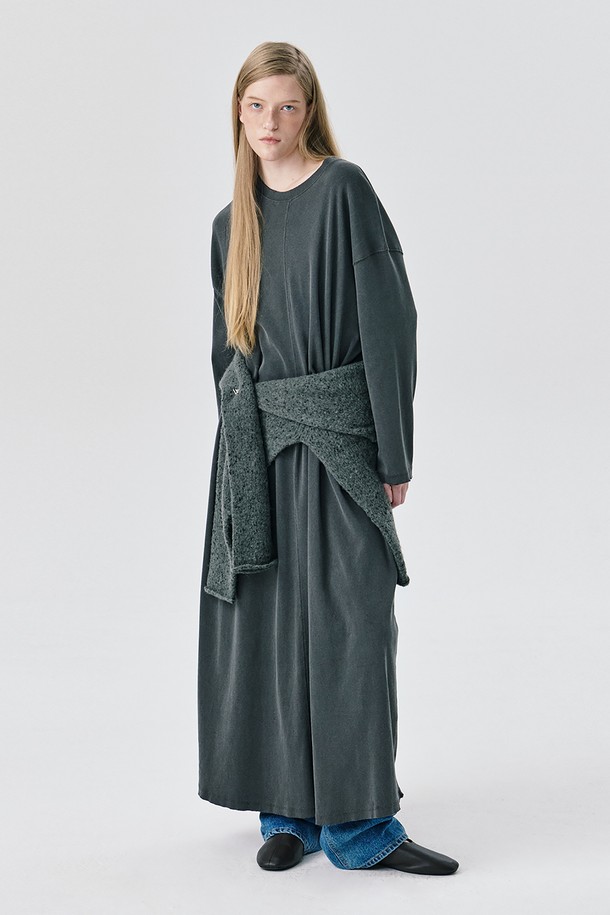 25 저지 롱 드레스_다크 그레이는 부드러운 면 소재로 제작되어 편안한 착용감을 선사하는 롱 원피스입니다. 얇은 두께감과 발목까지 내려오는 기장으로 사계절 내내 활용 가능하며, 루즈핏과 오버핏 실루엣으로 편안한 활동성을 제공합니다. 라운드넥 디자인에 무지 패턴, 긴 소매와 A라인 치마 타입으로 캐주얼, 미니멀, 클래식 스타일을 연출하기 좋습니다. 턴백 마감과 빈티지 워싱 텍스처가 특징이며, 홈웨어와 외출복으로 모두 활용 가능한 실용적인 아이템입니다. 다크 그레이 컬러로 어떤 스타일에도 쉽게 매치할 수 있습니다.
