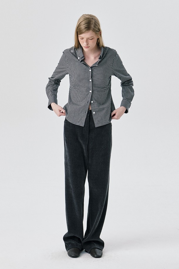 25 레귤러 핏 셔츠_블랙은 빈티지, 클래식, 캐주얼 스타일을 아우르는 사계절용 셔츠입니다. 면 소재의 블랙 컬러 체크 패턴으로, 레귤러 핏과 버튼다운 칼라가 특징입니다. 긴 소매 기장과 왼쪽 가슴 로고 자수 디테일이 돋보입니다. 통기성이 좋아 편안하게 착용할 수 있으며, 데님, 치노팬츠, 스커트 등 다양한 하의와 매치하여 비즈니스 캐주얼 및 출근룩으로 활용 가능합니다. 클래식, 캐주얼, 미니멀한 스타일을 즐기는 분들께 추천합니다.
