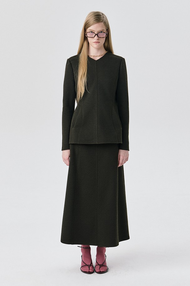 라운드 포켓 탑_브라운은 여성스러운 실루엣을 연출하는 셔츠/블라우스입니다. 부드러운 촉감의 폴리에스테르, 레이온, 스판덱스 혼방 소재로 제작되어 편안한 착용감을 선사합니다. 브이넥 라인과 긴 소매, 레귤러핏으로 클래식하고 세련된 스타일을 완성하며, 더블 웰트 포켓 디테일과 라운드 곡선 절개선이 특징입니다. 벨벳 텍스처와 신축성 있는 소재로 활동성을 높였으며, 오피스룩, 비즈니스 캐주얼, 모임룩 등 다양한 TPO에 활용 가능합니다. 미니멀하고 시크한 무드를 연출하여 사계절 내내 활용하기 좋은 아이템입니다.
