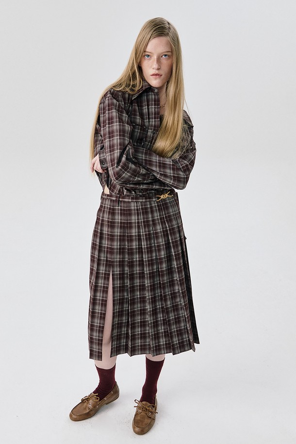 25 플리츠 스커트_브라운은 여성 고객을 위한 가을, 겨울용 플리츠 스커트입니다. 미니멀하고 클래식한 스타일로, 오피스룩, 출근룩, 모임룩에 적합합니다. 브라운 컬러의 체크 패턴이 돋보이며, 두꺼운 두께감과 뻣뻣한 촉감으로 고급스러운 분위기를 연출합니다. 슬릿 디테일, 금속 로고 비죠 벨트, 페이크 더블 웰트 포켓, 콘실드 지퍼, 심지 작업 등의 섬세한 디테일이 돋보이며, 레귤러핏으로 제작되었습니다. 폴리에스테르, 레이온, 스판덱스 혼방 소재로 편안함과 활동성을 제공합니다.
