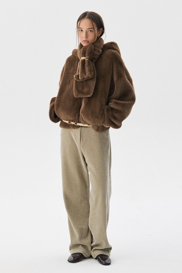 **리버서블 밍크 퍼 점퍼_브라운**

세련된 여성의 겨울 패션을 완성할 리버서블 밍크 퍼 점퍼입니다. 브라운과 블랙의 매력적인 컬러 조합으로, 양면 착용이 가능하여 다양한 스타일 연출이 용이합니다. 포근한 밍크 퍼 디테일과 루즈핏 디자인은 엘레강스하면서도 편안한 착용감을 선사합니다. 지퍼형 여밈 방식으로 간편하게 착용 가능하며, 모임룩과 같은 특별한 날에도 돋보이는 클래식한 스타일을 연출할 수 있습니다. 가을, 겨울 시즌, 부드러운 촉감과 두꺼운 두께로 따뜻함을 더해줍니다.
