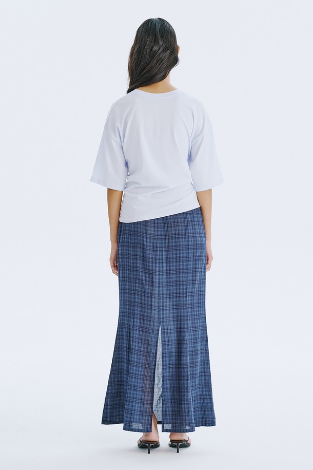 Waist Tied T_Light Blue는 얇고 시원한 면 소재의 여성 반소매 티셔츠입니다. 라이트 블루, 민트, 화이트 세 가지 산뜻한 색상으로 출시되었으며, 허리 스트랩 디테일과 레귤러 핏으로 미니멀하면서도 베이직한 스타일을 연출합니다. 허리 라인 조절이 가능하여 체형 커버 효과를 제공하며, 봄, 여름 시즌 일상복으로 활용하기 좋습니다.
