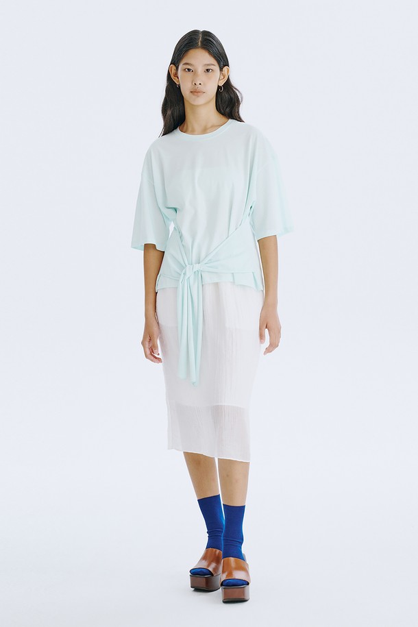 Waist Tied T_Mint는 부드러운 면 소재의 여성용 티셔츠입니다. 민트, 라이트블루, 화이트 세 가지 색상으로 출시되었으며, 루즈핏과 반소매 디자인으로 편안한 착용감을 선사합니다. 허리 스트랩으로 실루엣 조절이 가능하며, 얇은 두께감과 라운드넥 디자인으로 봄, 여름철 일상복으로 활용하기 좋습니다.
