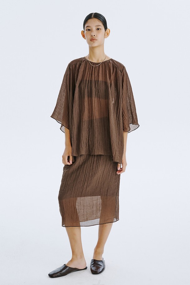 부드러운 촉감이 돋보이는 브라운 컬러의 플리세 블라우스입니다. 얇고 가벼운 텐셀 80%와 나일론 20% 혼방 소재로 제작되어 시원하고 편안한 착용감을 선사하며, 은은하게 비치는 시스루 디자인과 볼륨감 있는 소매 라인이 우아한 분위기를 더합니다. 라운드 넥, 루즈핏, 반소매 기장으로 디자인되어 일상에서 미니멀하면서도 세련된 스타일을 연출할 수 있으며, 다양한 아이템과 레이어드하여 개성 있는 룩을 완성할 수 있습니다.

