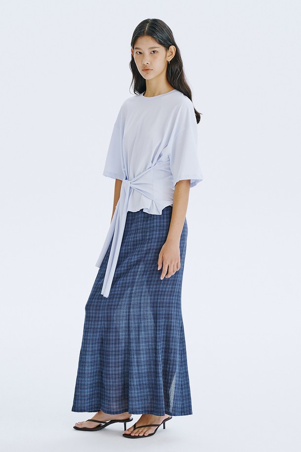 25 체크 머메이드 스커트_네이비는 여성스러운 실루엣을 강조하는 머메이드 스커트입니다. 허리부터 골반까지 슬림하게 잡아주는 디자인으로, 우아하게 퍼지는 머메이드 라인이 돋보입니다. 클래식한 체크 패턴과 부드러운 코튼, 레이온 혼방 소재로 제작되어 편안한 착용감을 선사합니다. 네이비, 카키 두 가지 색상으로 출시되었으며, 데이트룩, 오피스룩, 모임룩 등 다양한 TPO에 활용 가능합니다. 클래식, 미니멀, 시크한 스타일을 연출하기에 좋은 아이템입니다.
