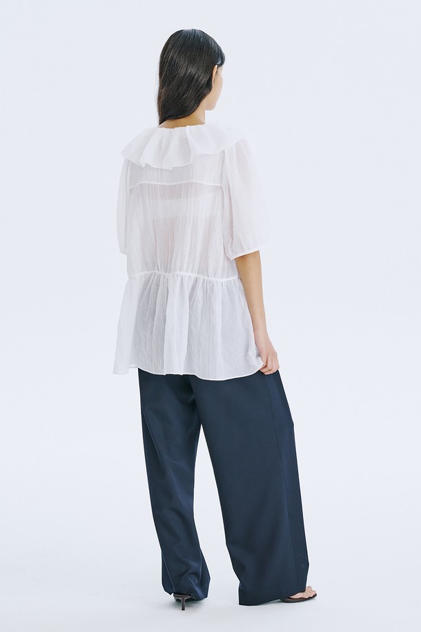 시원한 여름을 위한 See-Through 오버핏 셔링 블라우스입니다. 은은하게 비치는 시스루 소재와 부드러운 촉감이 특징이며, 우아하고 페미닌한 무드를 연출합니다. 스퀘어넥 디자인과 프릴, 셔링 디테일이 더해져 여성스러운 실루엣을 완성합니다.
