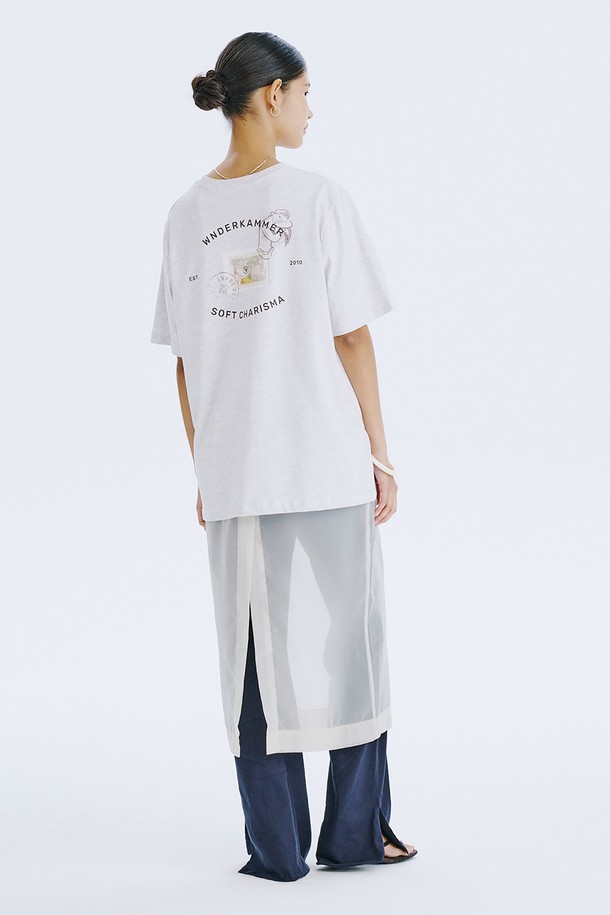 분더캄머 로고와 백조 그래픽이 돋보이는 Post Graphic T_Melange 티셔츠입니다. Charcoal, Light Khaki, Light Yellow 세 가지 색상으로 출시되었으며, 면 소재의 오버핏 반소매 티셔츠입니다. 일상에서 편안하게 착용하기 좋으며, 2025년 6월에 국내에서 제조되었습니다.
