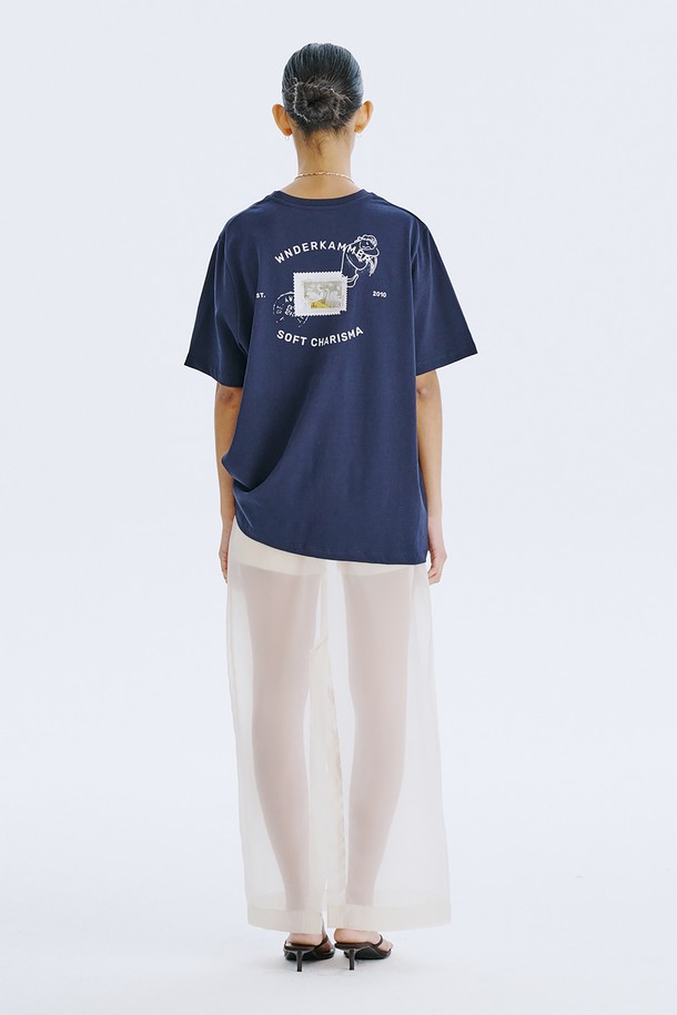 분더캄머 로고와 백조 그래픽 프린트가 돋보이는 Post Graphic T_Navy 티셔츠입니다. 부드러운 면 소재로 제작되어 편안한 착용감을 선사하며, 봄, 여름 시즌 일상에서 스트릿 무드를 연출하기 좋습니다. 오버핏 레귤러 기장으로 제작되었으며, 국내에서 생산되어 높은 품질을 자랑합니다.

