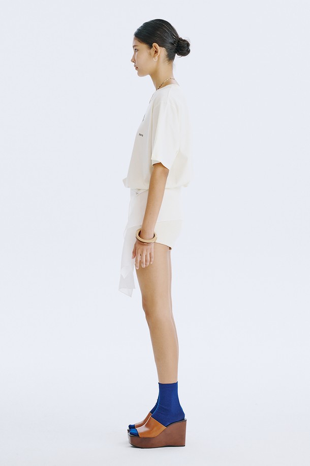 WNDERKAMMER Graphic T_Light Yellow는 분더캄머 로고 모티브 디자인이 돋보이는 오버핏 반소매 티셔츠입니다. Light Yellow, Charcoal, Light Khaki 세 가지 색상으로 출시되었으며, 여름철 일상복으로 활용하기 좋습니다. 면 소재로 제작되어 통풍이 잘 되며, 드라이클리닝을 권장합니다.
