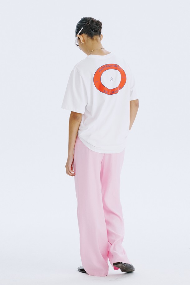 분더캄머 로고 모티브와 스트릿한 그래픽, 포인트 컬러 디자인이 돋보이는 Round Graphic T_White입니다. 면 100% 소재로 제작되어 편안한 착용감을 선사하며, 봄, 여름 시즌에 어울리는 반소매 티셔츠입니다. 오버핏 라운드넥 디자인으로 남녀 공용으로 착용 가능하며, White, Navy, Light Blue 세 가지 컬러로 만나보실 수 있습니다.
