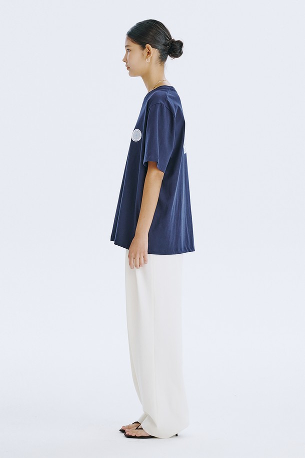 분더캄머 로고 모티브 디자인이 돋보이는 Round Graphic T_Navy 티셔츠입니다. 네이비, 라이트 블루, 화이트 세 가지 색상으로 출시되었으며, 봄/여름 시즌 일상복으로 활용하기 좋습니다. 면 소재의 오버핏 반소매 티셔츠로, 얇은 두께감과 통풍성이 뛰어나 쾌적한 착용감을 선사합니다.
