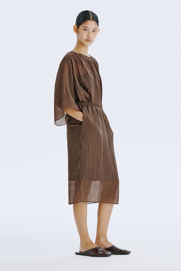 **Sheer Banding Skirt_Brown**

부드러운 텐셀 혼방 소재와 시스루 디자인이 특징인 여성용 H라인 스커트입니다. 브라운 컬러와 안감이 내장되어 비침 걱정 없이 시원하게 여름을 즐길 수 있습니다. 허리 밴딩 처리로 편안한 착용감을 선사하며, 미니멀하고 베이직한 스타일을 연출합니다.
