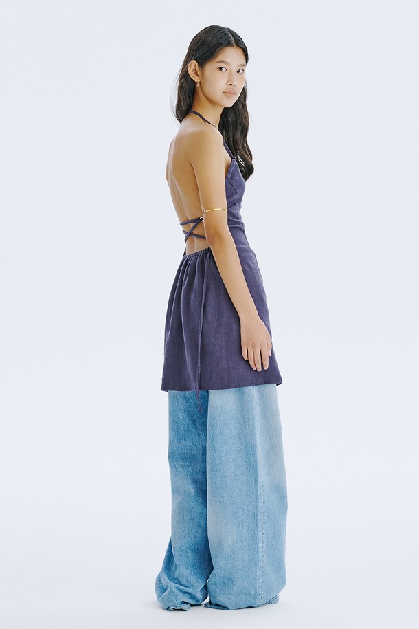 네이비 컬러의 스트랩 미니 드레스는 린넨과 면 혼방 소재로 제작되어 시원하고 편안한 착용감을 선사합니다. 스퀘어넥 라인과 민소매, 등 오픈 디자인, 스트랩 디테일이 특징이며, 여름철 일상, 여행, 휴가 등 다양한 상황에서 미니멀하고 베이직한 스타일을 연출할 수 있습니다. 얇은 두께감으로 통기성이 뛰어나며, 여러 체형을 커버해 주는 디자인으로 드라이클리닝을 권장합니다.
