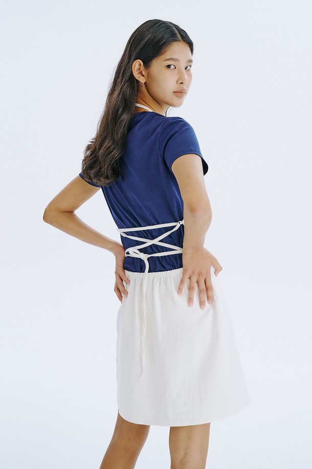 시원한 여름을 위한 린넨 & 면 혼방의 화이트 스트랩 미니 원피스입니다. 캐주얼한 무드의 A라인 핏으로, 스퀘어넥과 등 오픈 디자인, 스트랩 디테일이 여성스러운 포인트를 더합니다. 얇고 통기성이 뛰어나며, 드라이클리닝을 권장합니다.
