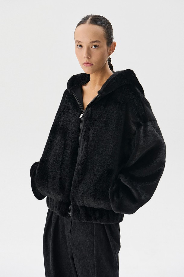 블랙 컬러의 리버서블 밍크 퍼 점퍼입니다. 가을, 겨울 시즌에 어울리는 두꺼운 두께감으로 포근하게 착용할 수 있으며, 양면 착용이 가능하여 다양한 스타일을 연출할 수 있습니다. 밍크 퍼 디테일과 로고 디테일이 고급스러운 분위기를 더하며, 루즈핏 디자인으로 편안한 착용감을 선사합니다. 지퍼형 여밈 방식으로 간편하게 착용 가능하며, 일상 및 모임룩에 모두 잘 어울립니다. 클래식하면서도 미니멀한 스타일을 즐기는 여성분들께 추천합니다.
