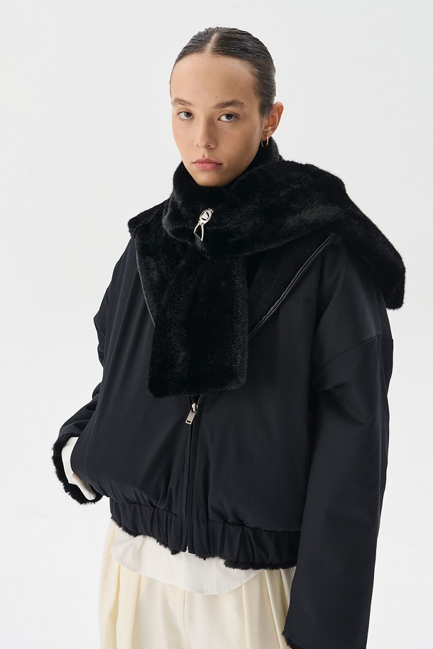 **Mink fur 머플러_Black**는 여성스러운 스타일을 위한 겨울철 필수 아이템입니다. 부드러운 촉감의 인조 밍크퍼 소재와 은은한 광택감이 우아하고 클래식한 분위기를 연출합니다. 블랙과 브라운 두 가지 컬러로 출시되어 다양한 스타일에 매치하기 용이하며, 두꺼운 두께감으로 뛰어난 보온성을 제공합니다. 벨트고리형 디자인으로 다양한 연출이 가능하며, 가벼운 착용감으로 편안하게 착용할 수 있습니다. 로고 디테일이 고급스러움을 더하는 머플러입니다.
