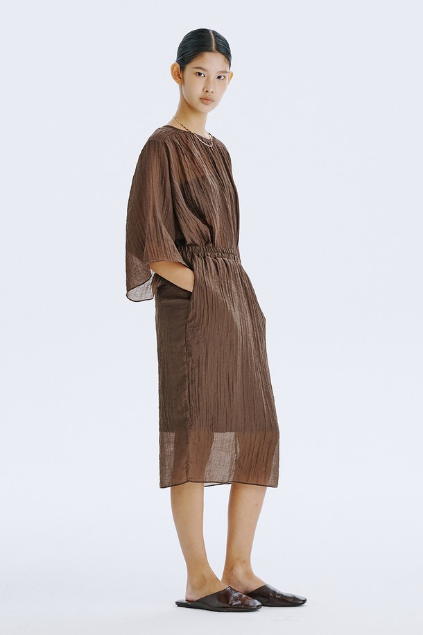 부드러운 촉감이 돋보이는 브라운 컬러의 플리세 블라우스입니다. 얇고 가벼운 텐셀 80%와 나일론 20% 혼방 소재로 제작되어 시원하고 편안한 착용감을 선사하며, 은은하게 비치는 시스루 디자인과 볼륨감 있는 소매 라인이 우아한 분위기를 더합니다. 라운드 넥, 루즈핏, 반소매 기장으로 디자인되어 일상에서 미니멀하면서도 세련된 스타일을 연출할 수 있으며, 다양한 아이템과 레이어드하여 개성 있는 룩을 완성할 수 있습니다.
