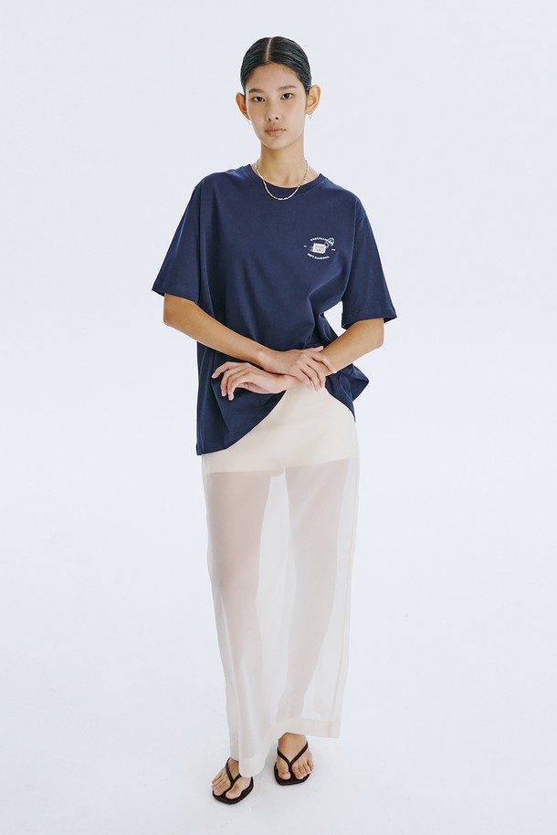 분더캄머 로고와 백조 그래픽 프린트가 돋보이는 Post Graphic T_Navy 티셔츠입니다. 부드러운 면 소재로 제작되어 편안한 착용감을 선사하며, 봄, 여름 시즌 일상에서 스트릿 무드를 연출하기 좋습니다. 오버핏 레귤러 기장으로 제작되었으며, 국내에서 생산되어 높은 품질을 자랑합니다.
