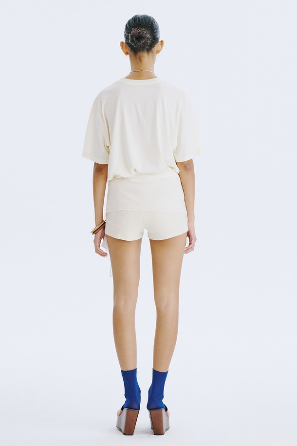 WNDERKAMMER Graphic T_Light Yellow는 분더캄머 로고 모티브 디자인이 돋보이는 오버핏 반소매 티셔츠입니다. Light Yellow, Charcoal, Light Khaki 세 가지 색상으로 출시되었으며, 여름철 일상복으로 활용하기 좋습니다. 면 소재로 제작되어 통풍이 잘 되며, 드라이클리닝을 권장합니다.
