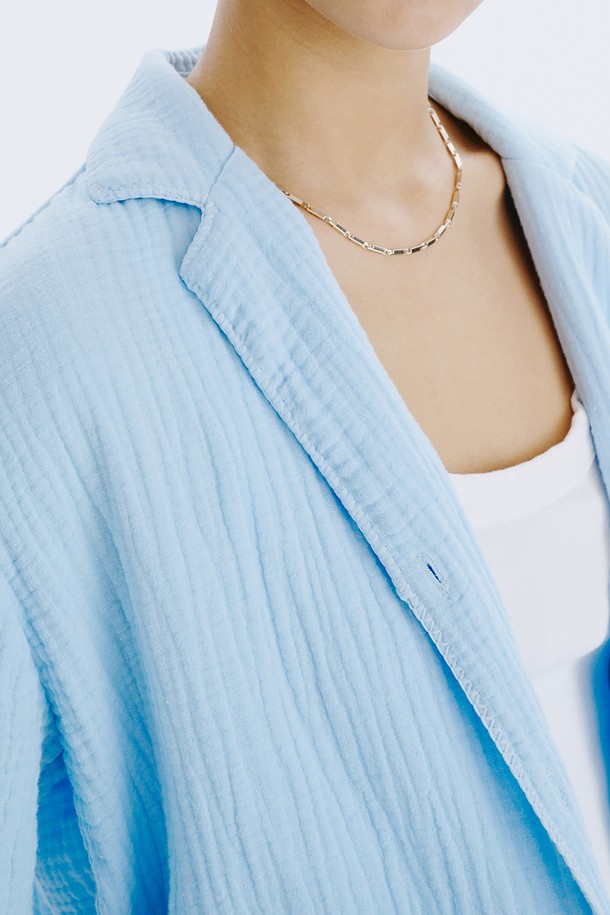 SWAN 하프 셔츠_라이트 블루는 얇고 통기성이 좋은 요루 가공 면 소재로 제작되어 여름철에도 시원하게 착용할 수 있습니다. 셔츠칼라에 반소매 기장, 솔리드핏 디자인으로 미니멀하고 베이직한 스타일을 연출하며, 3겹 천 구조로 견고함을 더했습니다. 은은한 라이트 블루 컬러와 백조 자수 디테일이 돋보이는 데일리 셔츠입니다.
