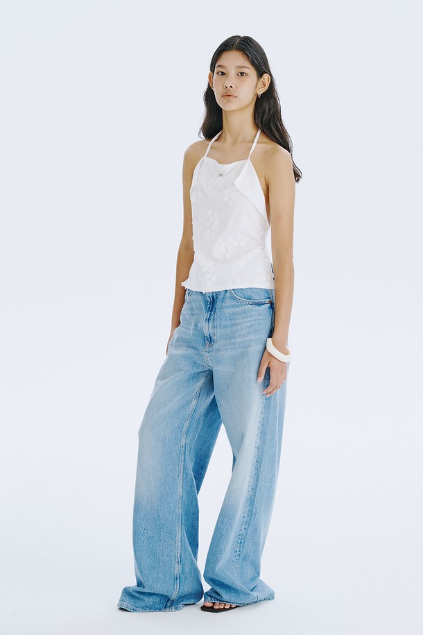 부드러운 아사면 100% 소재의 여성용 스퀘어 넥 민소매 탑입니다. 시원한 여름을 위한 얇은 두께감과 통풍성이 좋은 디자인으로, 꽃 자수 디테일이 은은한 포인트를 더합니다. 레귤러 핏으로 제작되었으며, 레이어드하여 다양한 스타일을 연출하거나 스카프처럼 변형하여 개성 있는 룩을 완성할 수 있습니다.
