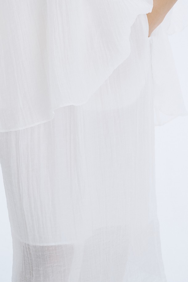 부드러운 텐셀 80%와 나일론 20% 혼방 소재에 시원한 폴리에스터 안감을 더해 시스루 디자인으로 제작된 Sheer Banding Skirt_White입니다. 허리 밴딩으로 편안하게 착용 가능하며, H라인 핏과 얇은 두께감으로 여름철 시원하고 미니멀한 스타일을 연출합니다. 베이직한 디자인에 무지 패턴으로 어떤 상의와도 쉽게 매치하여 일상룩을 완성할 수 있습니다.
