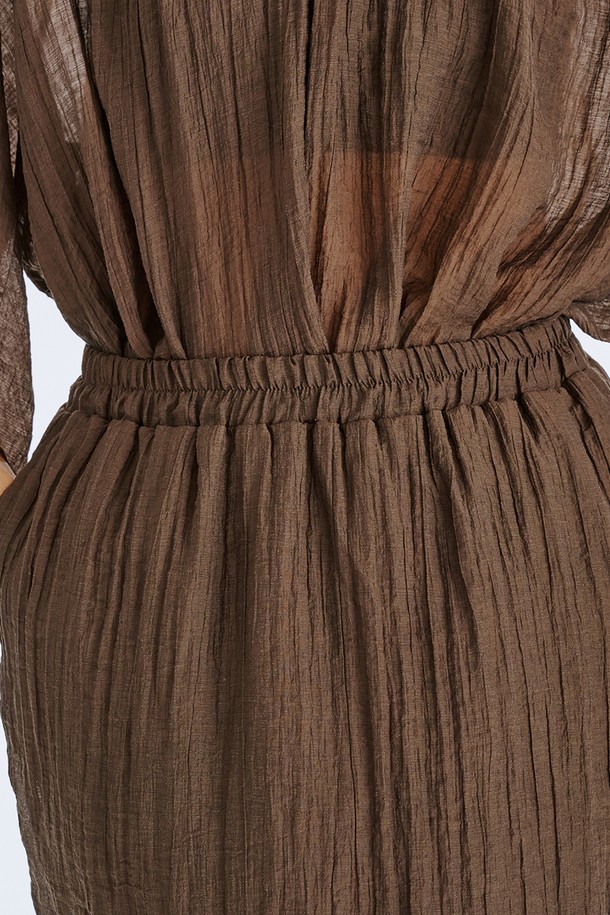 **Sheer Banding Skirt_Brown**

부드러운 텐셀 혼방 소재와 시스루 디자인이 특징인 여성용 H라인 스커트입니다. 브라운 컬러와 안감이 내장되어 비침 걱정 없이 시원하게 여름을 즐길 수 있습니다. 허리 밴딩 처리로 편안한 착용감을 선사하며, 미니멀하고 베이직한 스타일을 연출합니다.
