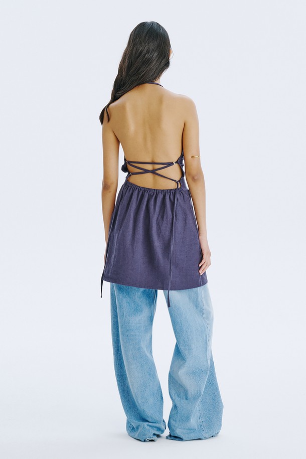 네이비 컬러의 스트랩 미니 드레스는 린넨과 면 혼방 소재로 제작되어 시원하고 편안한 착용감을 선사합니다. 스퀘어넥 라인과 민소매, 등 오픈 디자인, 스트랩 디테일이 특징이며, 여름철 일상, 여행, 휴가 등 다양한 상황에서 미니멀하고 베이직한 스타일을 연출할 수 있습니다. 얇은 두께감으로 통기성이 뛰어나며, 여러 체형을 커버해 주는 디자인으로 드라이클리닝을 권장합니다.
