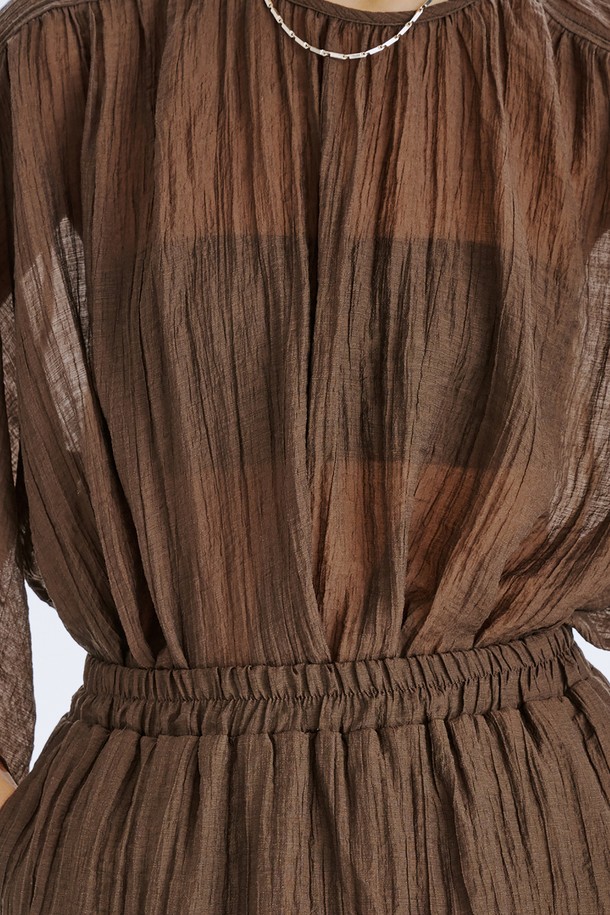 부드러운 촉감이 돋보이는 브라운 컬러의 플리세 블라우스입니다. 얇고 가벼운 텐셀 80%와 나일론 20% 혼방 소재로 제작되어 시원하고 편안한 착용감을 선사하며, 은은하게 비치는 시스루 디자인과 볼륨감 있는 소매 라인이 우아한 분위기를 더합니다. 라운드 넥, 루즈핏, 반소매 기장으로 디자인되어 일상에서 미니멀하면서도 세련된 스타일을 연출할 수 있으며, 다양한 아이템과 레이어드하여 개성 있는 룩을 완성할 수 있습니다.
