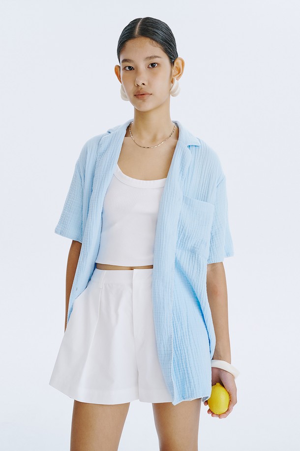 SWAN 하프 셔츠_라이트 블루는 얇고 통기성이 좋은 요루 가공 면 소재로 제작되어 여름철에도 시원하게 착용할 수 있습니다. 셔츠칼라에 반소매 기장, 솔리드핏 디자인으로 미니멀하고 베이직한 스타일을 연출하며, 3겹 천 구조로 견고함을 더했습니다. 은은한 라이트 블루 컬러와 백조 자수 디테일이 돋보이는 데일리 셔츠입니다.
