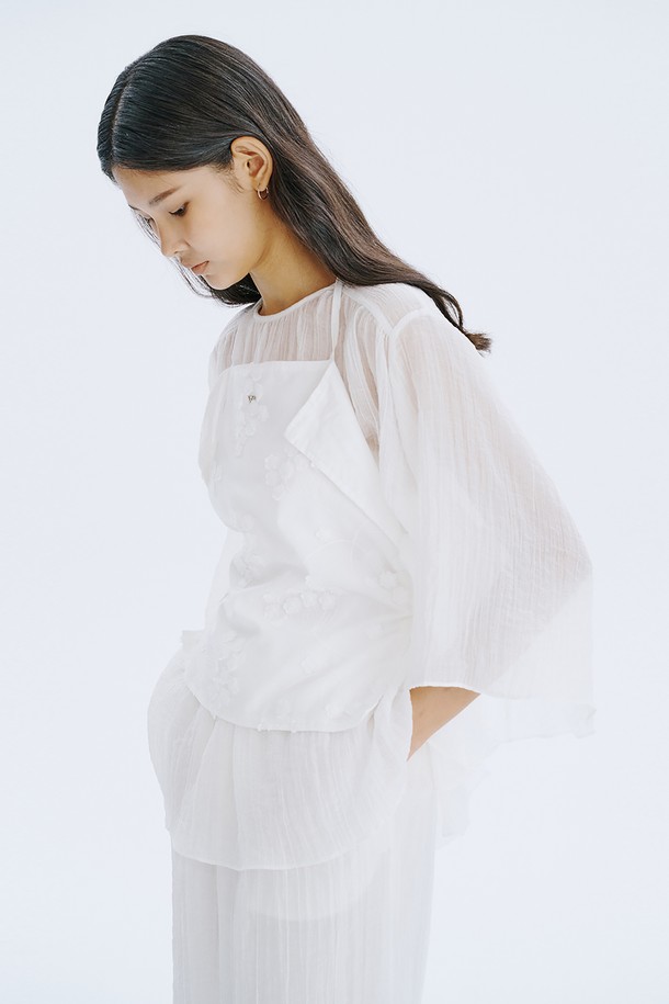 부드러운 아사면 100% 소재의 여성용 스퀘어 넥 민소매 탑입니다. 시원한 여름을 위한 얇은 두께감과 통풍성이 좋은 디자인으로, 꽃 자수 디테일이 은은한 포인트를 더합니다. 레귤러 핏으로 제작되었으며, 레이어드하여 다양한 스타일을 연출하거나 스카프처럼 변형하여 개성 있는 룩을 완성할 수 있습니다.
