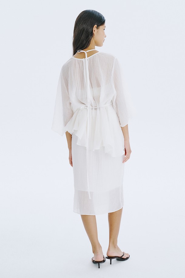 부드러운 텐셀 80%와 나일론 20% 혼방 소재에 시원한 폴리에스터 안감을 더해 시스루 디자인으로 제작된 Sheer Banding Skirt_White입니다. 허리 밴딩으로 편안하게 착용 가능하며, H라인 핏과 얇은 두께감으로 여름철 시원하고 미니멀한 스타일을 연출합니다. 베이직한 디자인에 무지 패턴으로 어떤 상의와도 쉽게 매치하여 일상룩을 완성할 수 있습니다.
