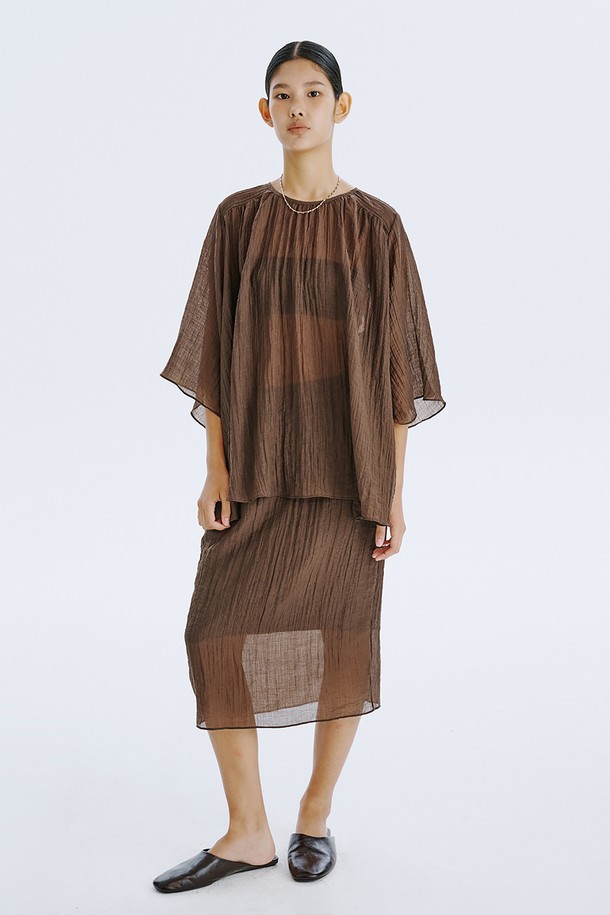 **Sheer Banding Skirt_Brown**

부드러운 텐셀 혼방 소재와 시스루 디자인이 특징인 여성용 H라인 스커트입니다. 브라운 컬러와 안감이 내장되어 비침 걱정 없이 시원하게 여름을 즐길 수 있습니다. 허리 밴딩 처리로 편안한 착용감을 선사하며, 미니멀하고 베이직한 스타일을 연출합니다.
