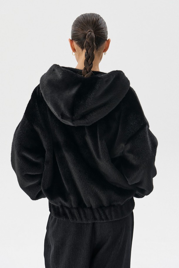 블랙 컬러의 리버서블 밍크 퍼 점퍼입니다. 가을, 겨울 시즌에 어울리는 두꺼운 두께감으로 포근하게 착용할 수 있으며, 양면 착용이 가능하여 다양한 스타일을 연출할 수 있습니다. 밍크 퍼 디테일과 로고 디테일이 고급스러운 분위기를 더하며, 루즈핏 디자인으로 편안한 착용감을 선사합니다. 지퍼형 여밈 방식으로 간편하게 착용 가능하며, 일상 및 모임룩에 모두 잘 어울립니다. 클래식하면서도 미니멀한 스타일을 즐기는 여성분들께 추천합니다.
