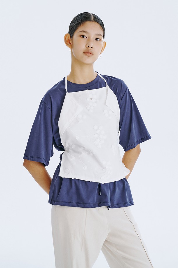 부드러운 아사면 100% 소재의 여성용 스퀘어 넥 민소매 탑입니다. 시원한 여름을 위한 얇은 두께감과 통풍성이 좋은 디자인으로, 꽃 자수 디테일이 은은한 포인트를 더합니다. 레귤러 핏으로 제작되었으며, 레이어드하여 다양한 스타일을 연출하거나 스카프처럼 변형하여 개성 있는 룩을 완성할 수 있습니다.
