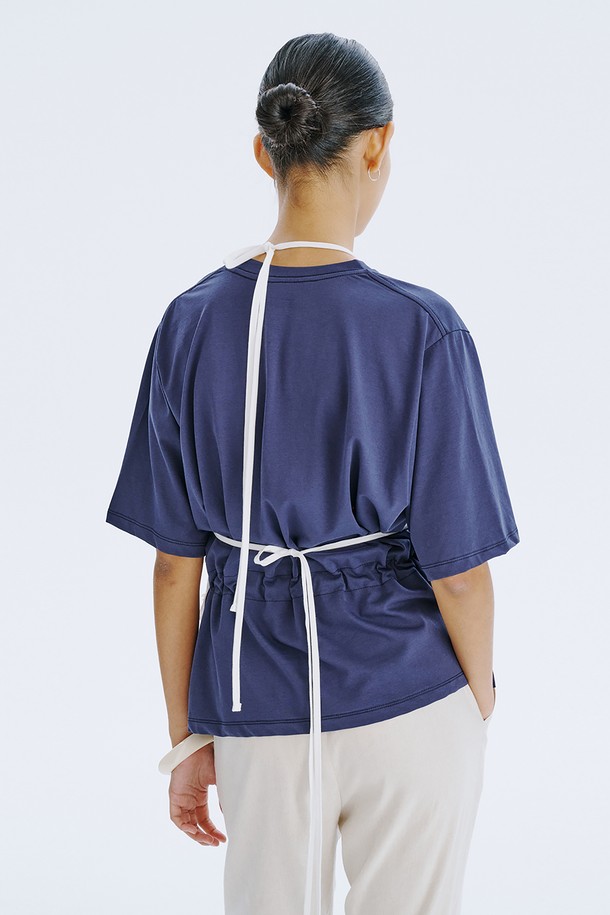 부드러운 아사면 100% 소재의 여성용 스퀘어 넥 민소매 탑입니다. 시원한 여름을 위한 얇은 두께감과 통풍성이 좋은 디자인으로, 꽃 자수 디테일이 은은한 포인트를 더합니다. 레귤러 핏으로 제작되었으며, 레이어드하여 다양한 스타일을 연출하거나 스카프처럼 변형하여 개성 있는 룩을 완성할 수 있습니다.
