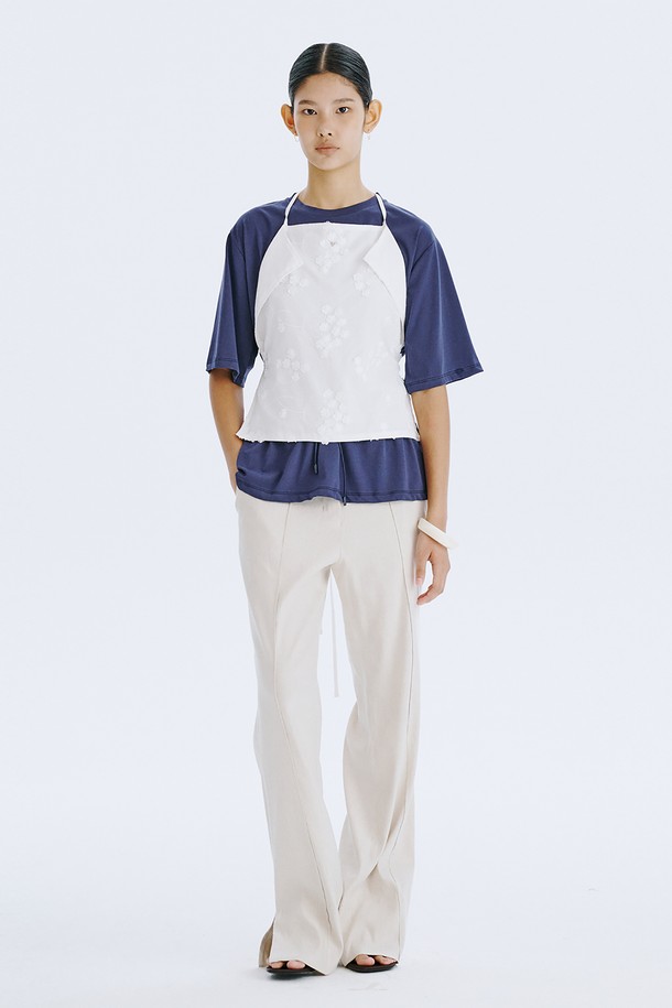 부드러운 아사면 100% 소재의 여성용 스퀘어 넥 민소매 탑입니다. 시원한 여름을 위한 얇은 두께감과 통풍성이 좋은 디자인으로, 꽃 자수 디테일이 은은한 포인트를 더합니다. 레귤러 핏으로 제작되었으며, 레이어드하여 다양한 스타일을 연출하거나 스카프처럼 변형하여 개성 있는 룩을 완성할 수 있습니다.
